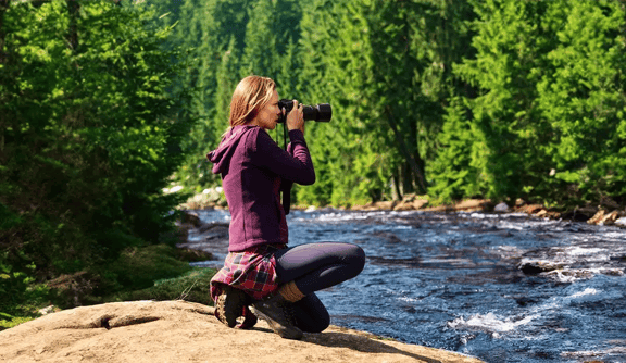Frau fotografiert outdoor