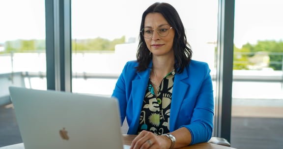 Ulrike Martschin traegt eine Arbeitsplatzbrille von Neusehland