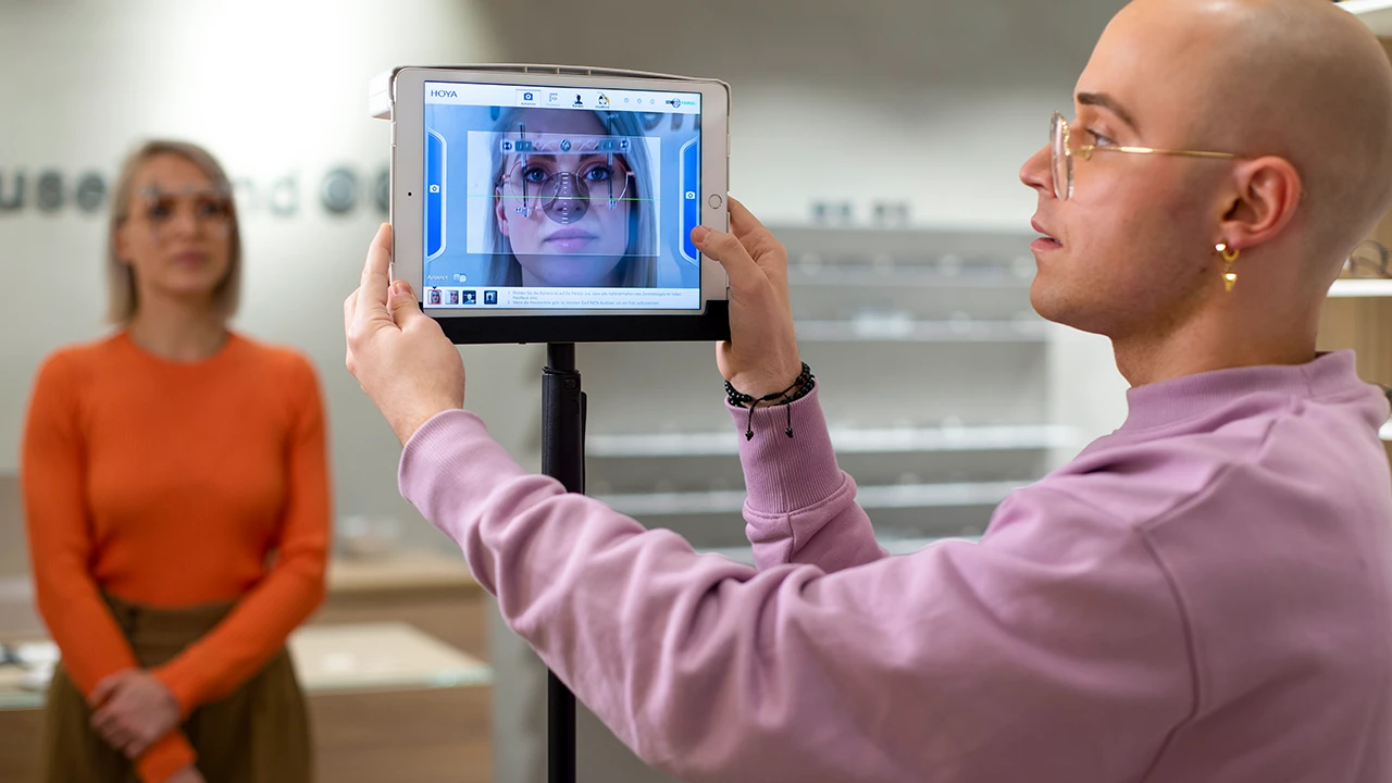 Digitale Vermessung der Augen zur präzisen Anpassung von Brillengläsern.
