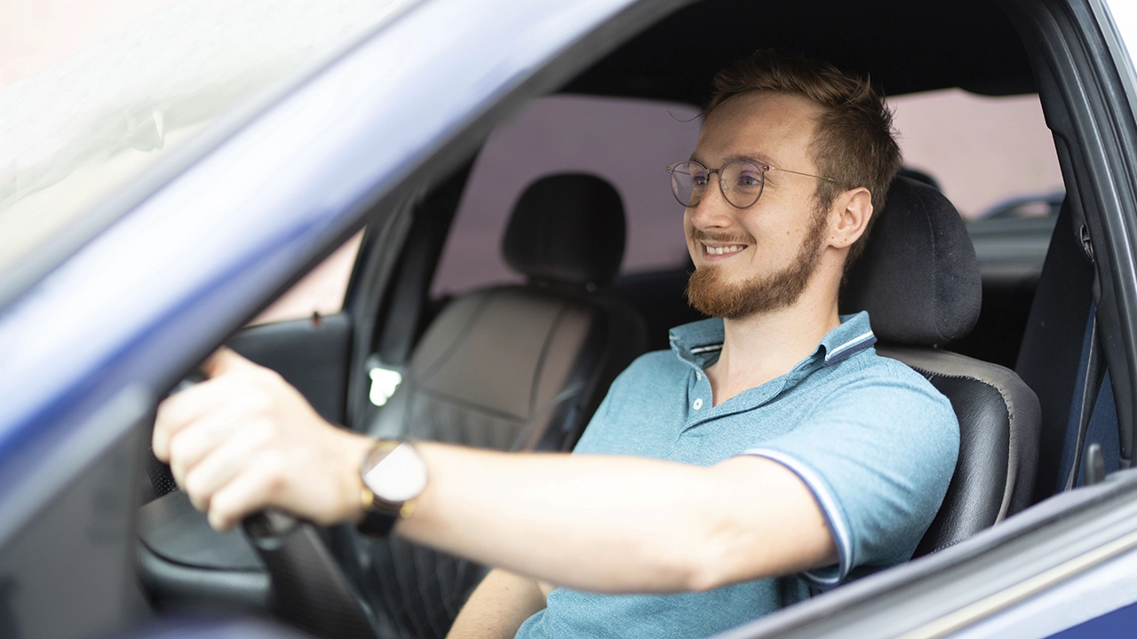 Frank Wuschanski traegt eine Autofahrerbrille