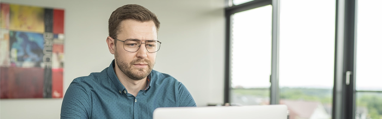 Johann Sitner traegt eine PC-Brille