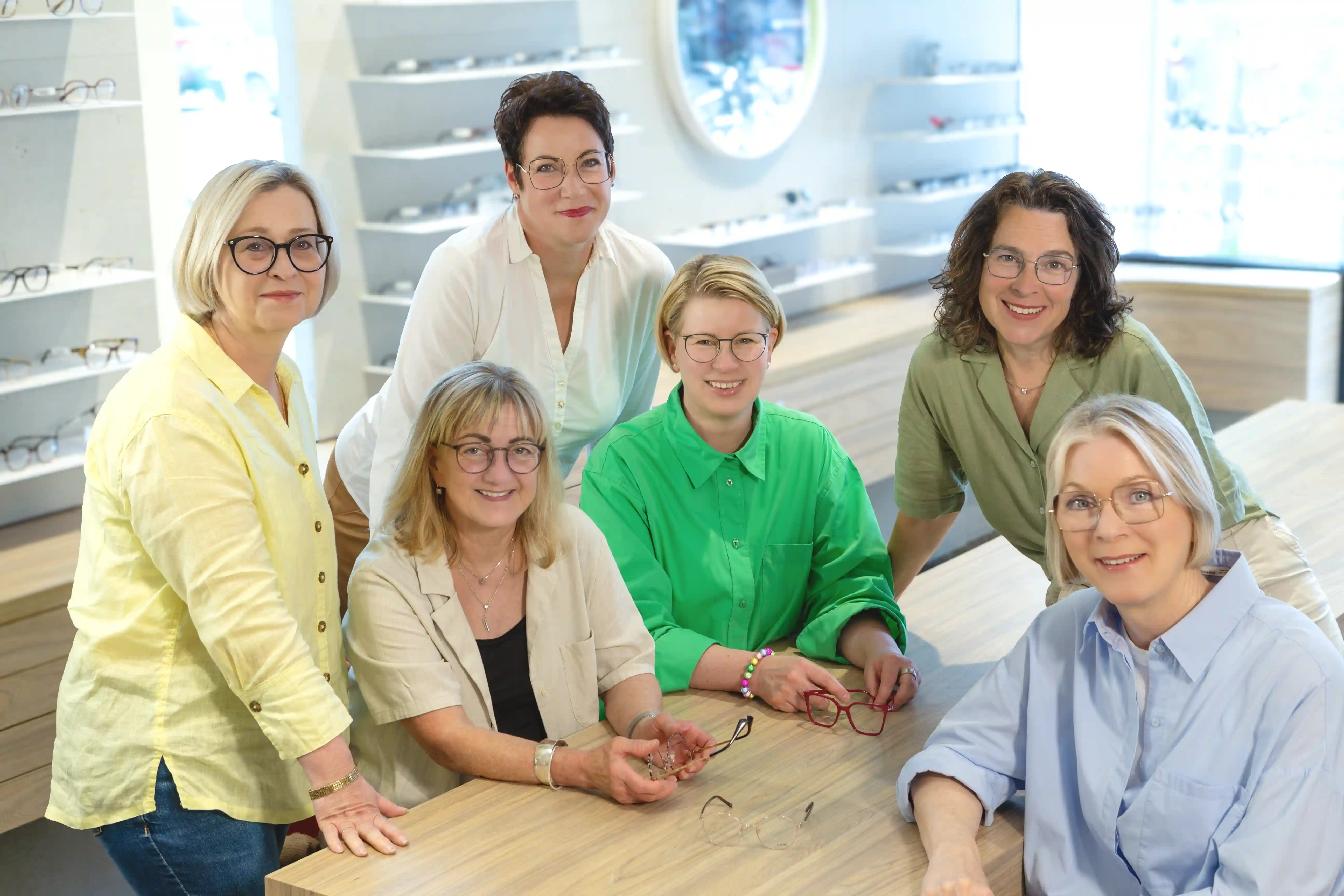 Gruppe von Frauen mit Brillen an einem Besprechungstisch