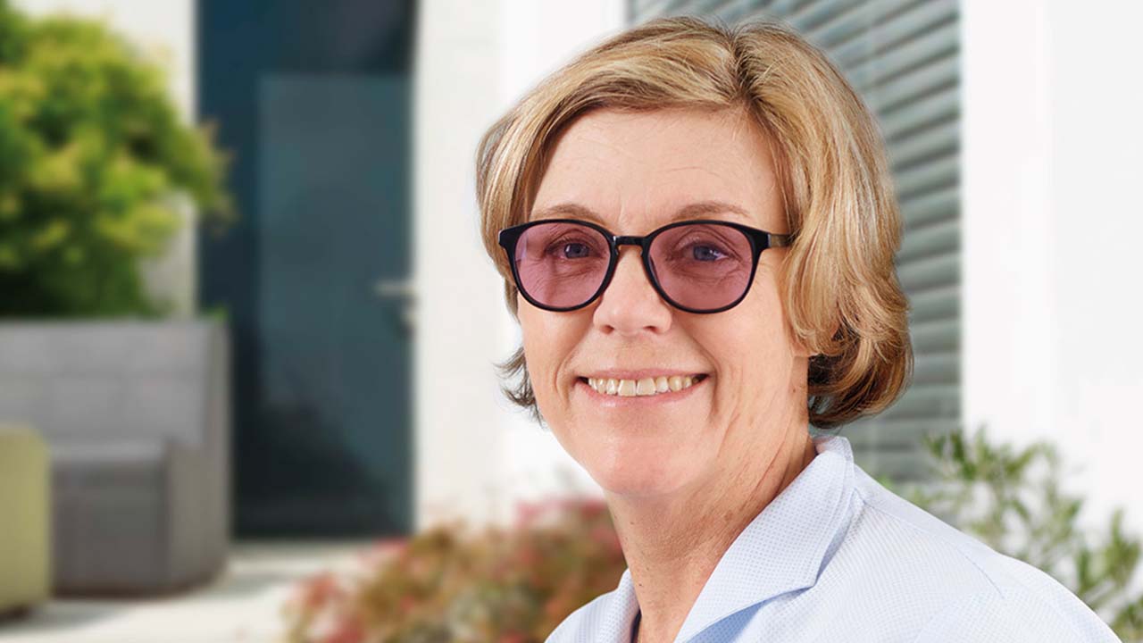 Frau trägt eine Migräne-Brille mit speziellen Filtergläsern